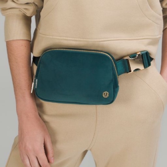 Lululemon Everywhere Belt Bag Velour Green Jasper/Gold 1L - Picture 5 of 5